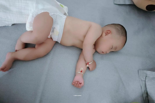 潮州宝宝睡觉爱翻身